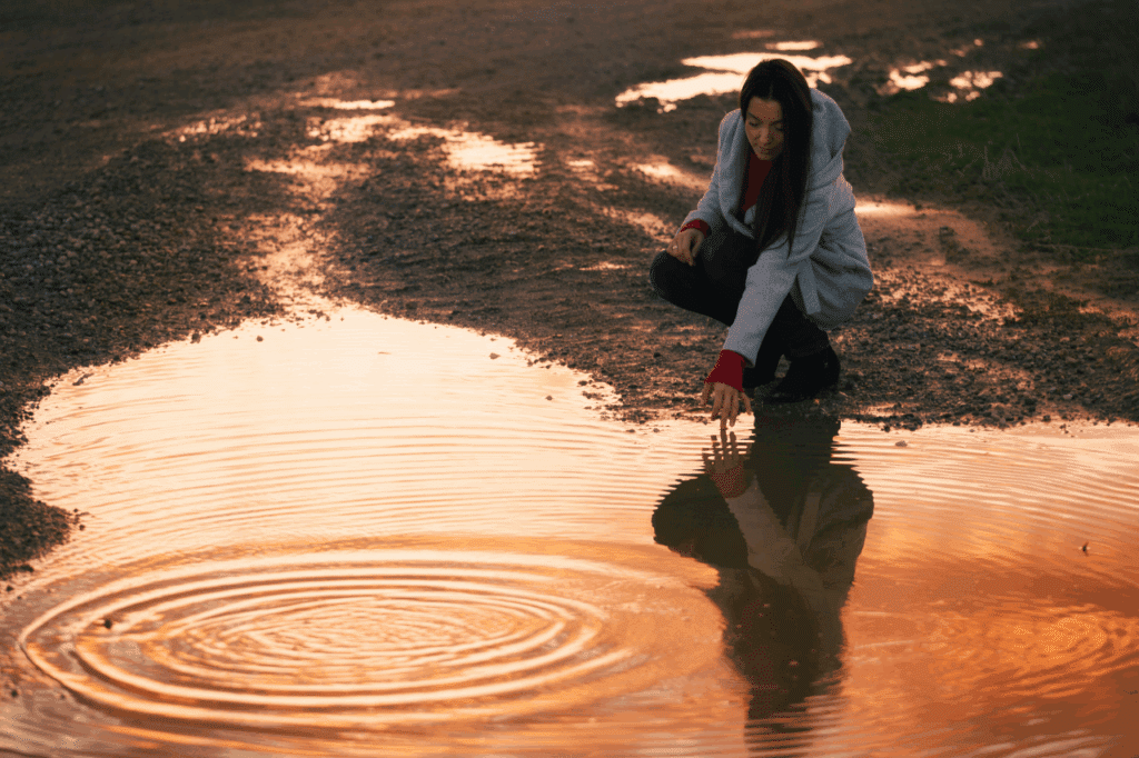 NLP therapie in wageningen vrouw bekijkt zichzelf in weerspiegeling van water