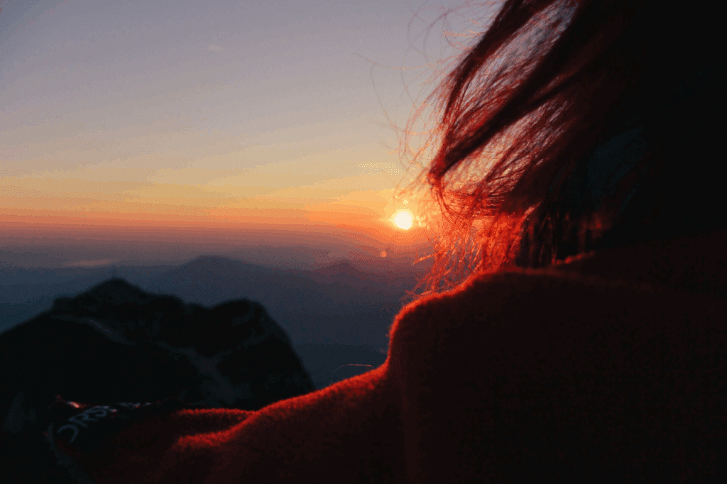 NLP therapie in wageningen nicoaching praktijk, vrouw kijkt reflecterend naar zonsondergang