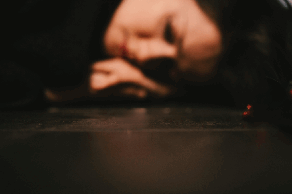 Wanneer therapie 1 Werkt NLP therapie? Vrouw op grond met vragende depressieve blik
