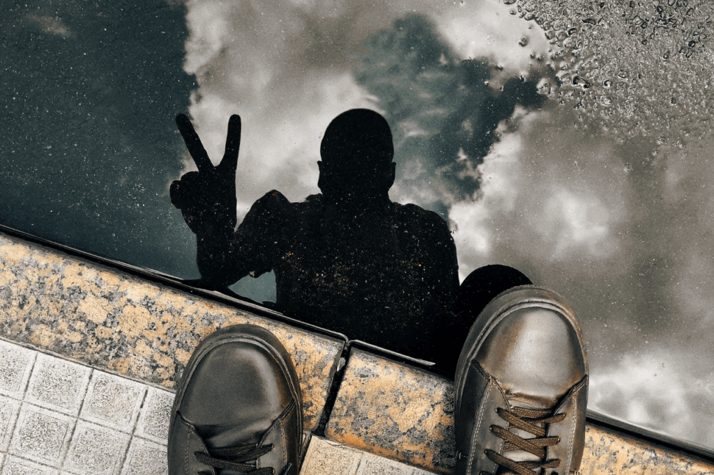 vredesteken in water door man met wolken op de achtergrond. Psychotherapie en EMDR voor iedereen in praktijk in wageningen