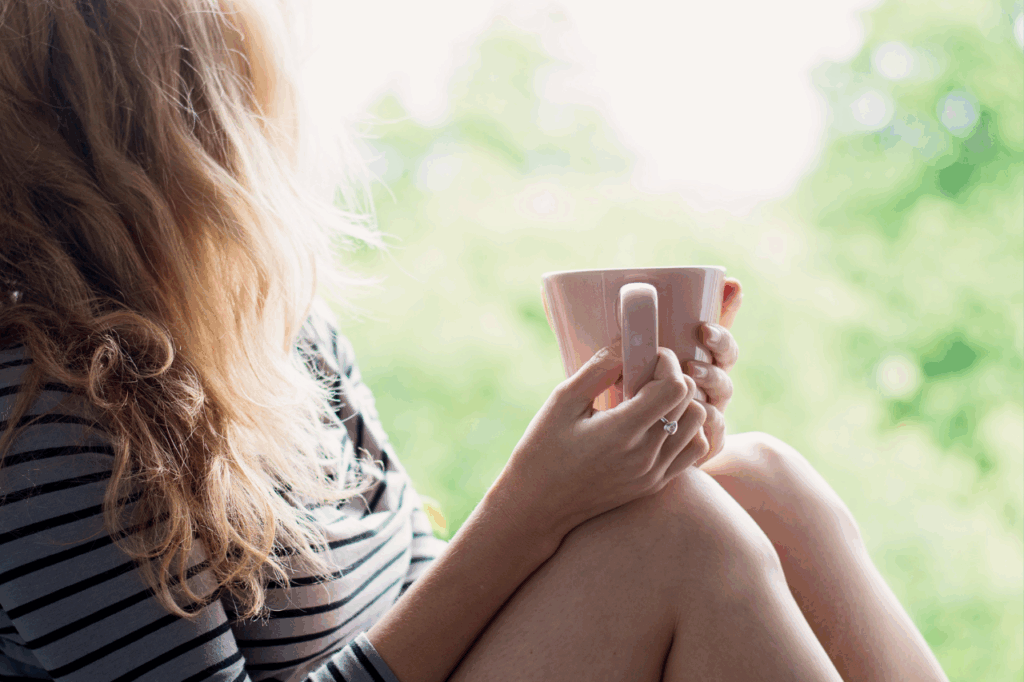 vrouw met kop in raam